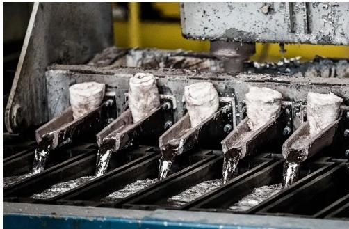 آلة صب السبائك